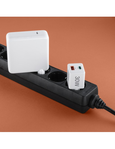 HAMA Бързо мини Gan зарядно, 30 W, 1x USB-C, 1x USB-A, PD, бял